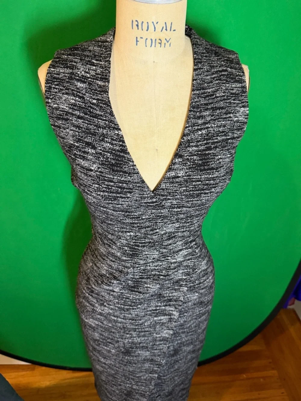 Alice + Olivia Carissa Gray Faux Wrap Dress Size 0 Sleeveless Sheath - Picture 6 of 17